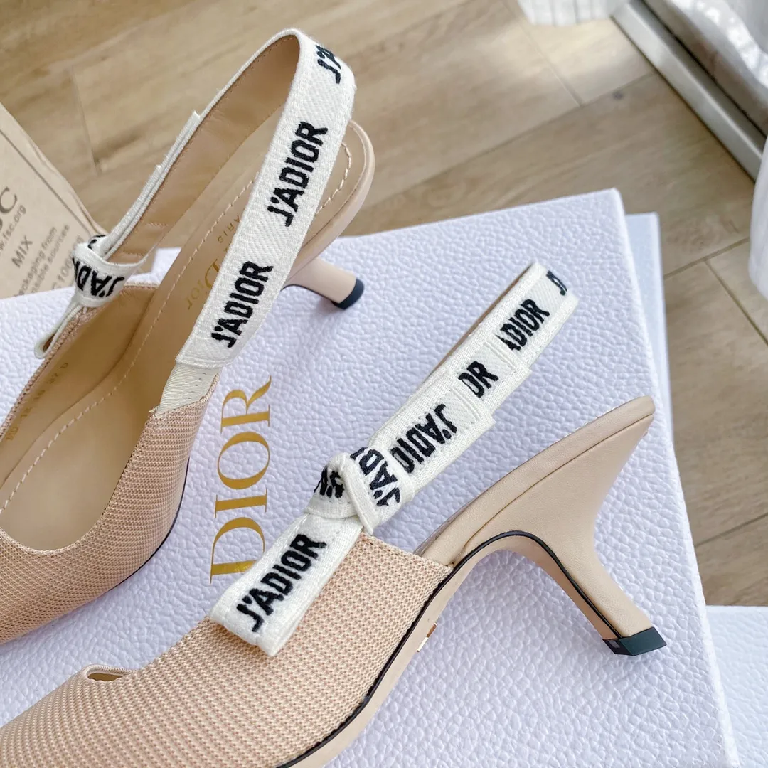 👟👟Ex-factory price 440👟👟 Developed one-to-one from the original version, 👠👠✨ ✨Dior’s popular sandals are new🔥 🔥 The same style as the most popular internet celebrities and celebrities of the year💁 💁. Imported fabric, lining and feet are made of calfskin lining🐑. Original molded heel, heel height 10Cm 6.5cm💘 Original molded metal outsole with five-pointed star LOGO mark✨. Original bow, 💅 Italian leather outsole. 👄💋 Full set of packaging (bags, cards, invoices, one-to-one wrapping paper) 34 40 41 customized